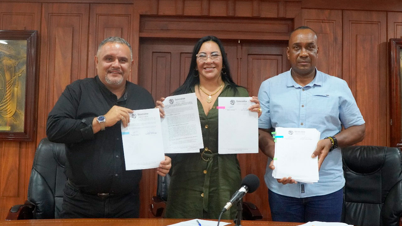 Alcaldías de Atacames y Eloy Alfaro Firman Convenios con Prefectura de Esmeraldas