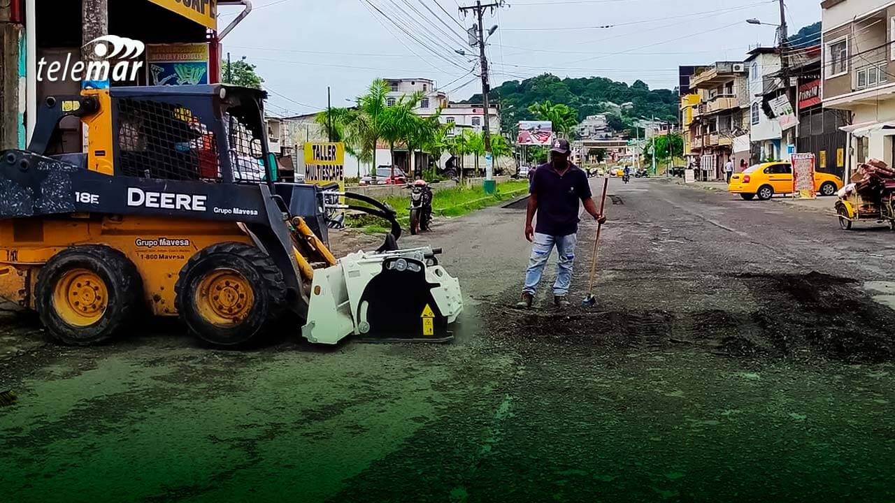 Alcaldía inicia bacheo en el casco céntrico de Esmeraldas