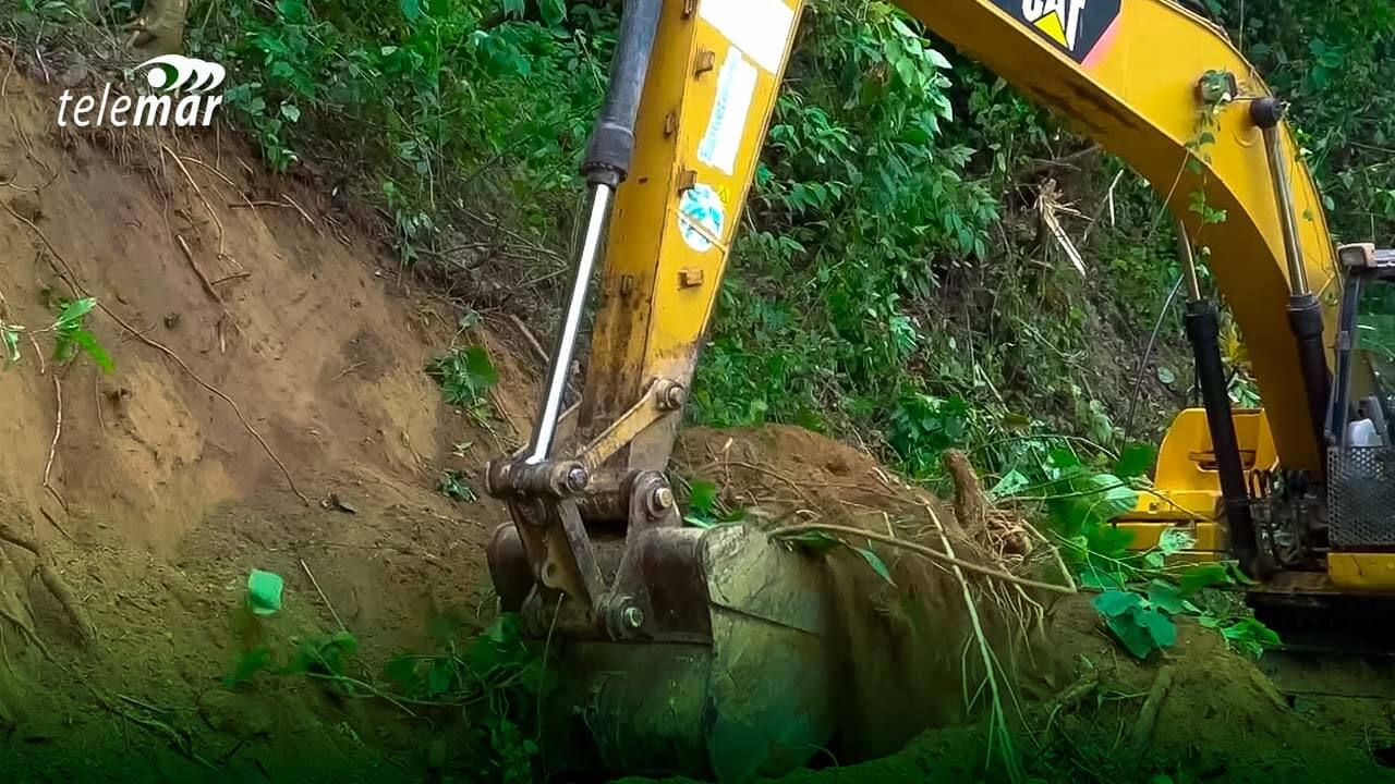 Prefectura de Esmeraldas mejora la carretera Colope-Caimito