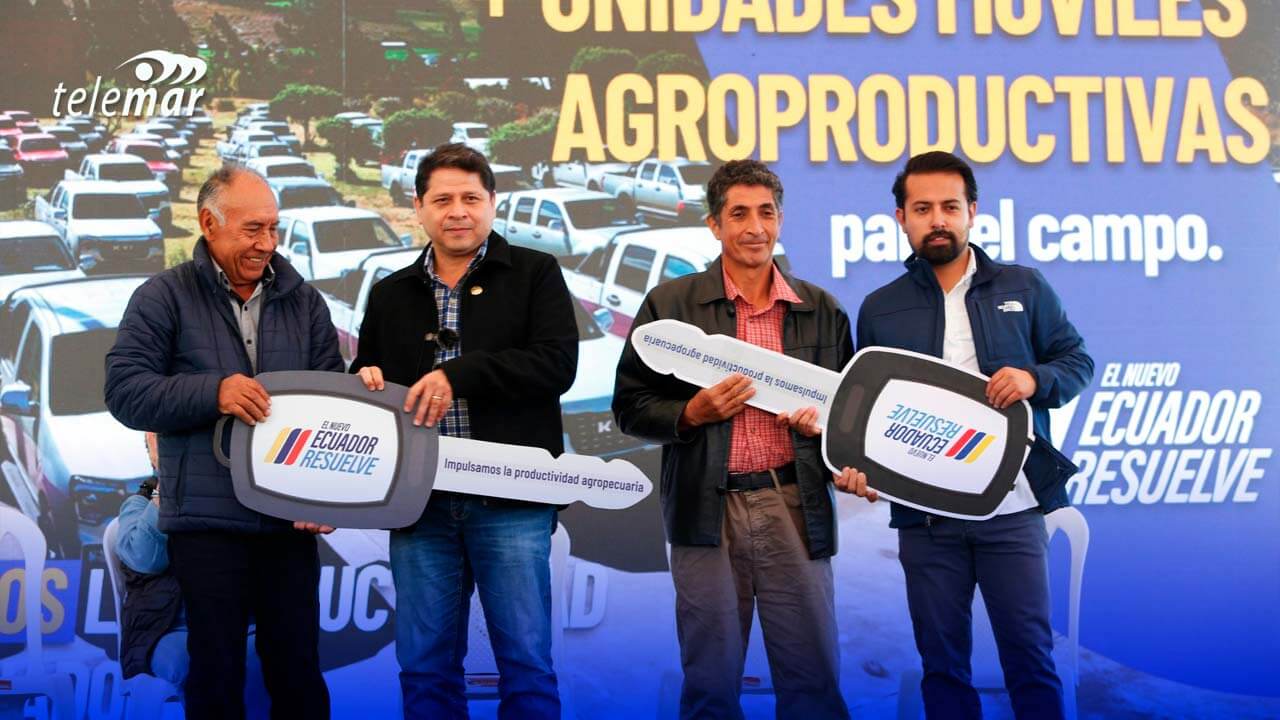 Gobierno impulsa el desarrollo agroproductivo con la entrega de camionetas subvencionadas