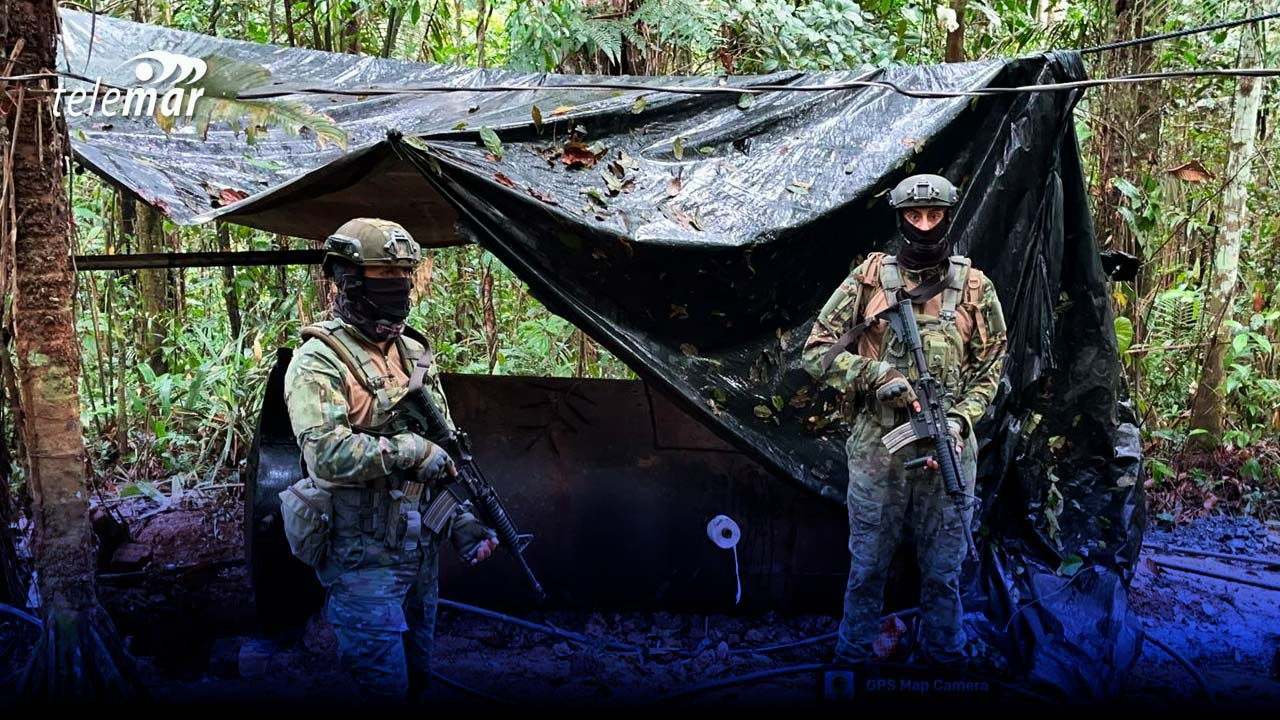 FF.AA. Localizan refinería ilegal en Lago Agrio durante operación militar