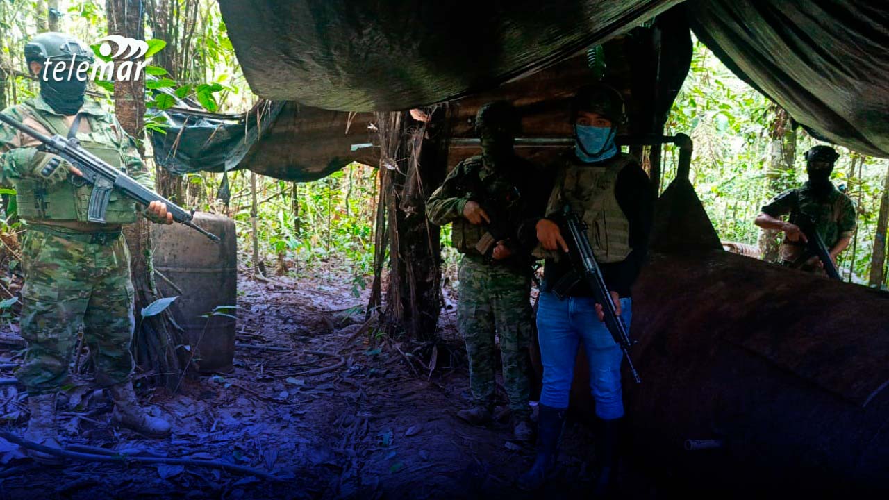 Operación militar desmantela 2 refinerías artesanales en la Amazonía