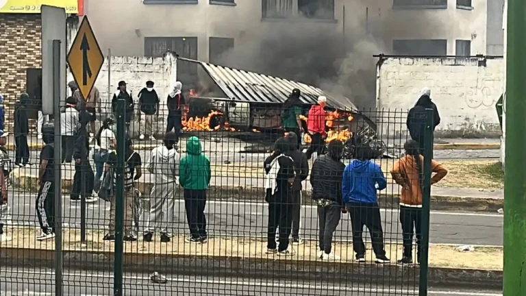 Ataque violento contra cuartel policial en Otavalo