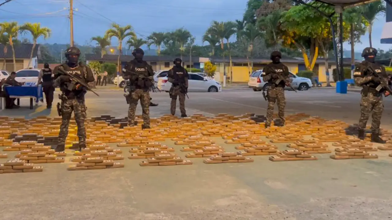 Policía incauta 800 kilos de cocaína en Muisne