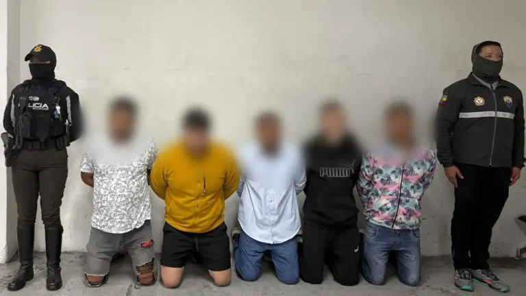 Cinco aprehendidos en flagrancia tras asalto a local de celulares en Quito