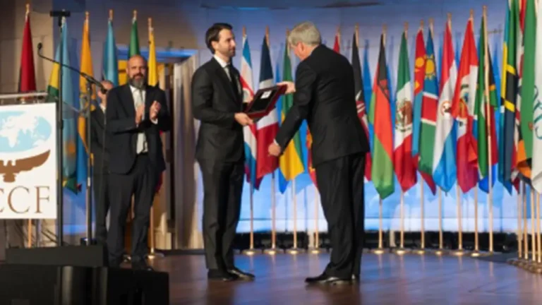 Niels Olsen recibe premio Teddy Roosevelt por Conservación Ambiental Niels Olsen recibe premio Teddy Roosevelt por Conservación Ambiental