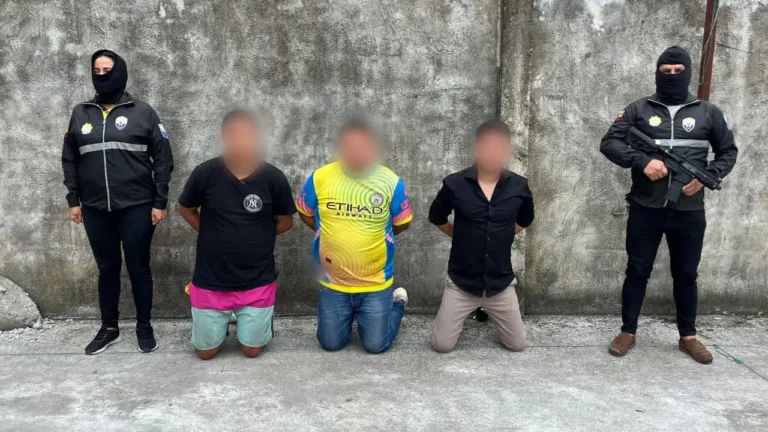 Tres detenidos por robo de vehículo y autopartes en El Carmen, Manabí