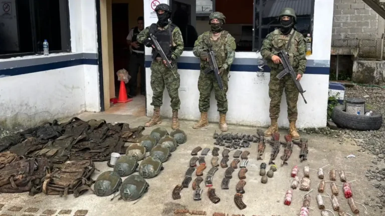 Ejército ecuatoriano destruye campamento con arsenal en Zamora Chinchipe