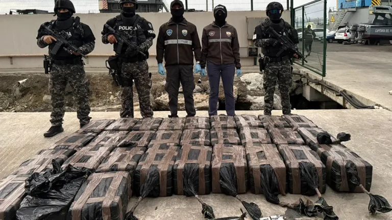 Operación "ISLARION" incauta 600 kilos de droga entre costas de Esmeraldas y Manabí