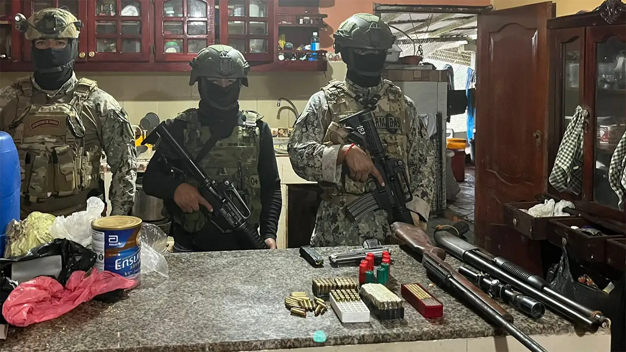 Operación militar incauta armas y municiones en El Salto, Muisne