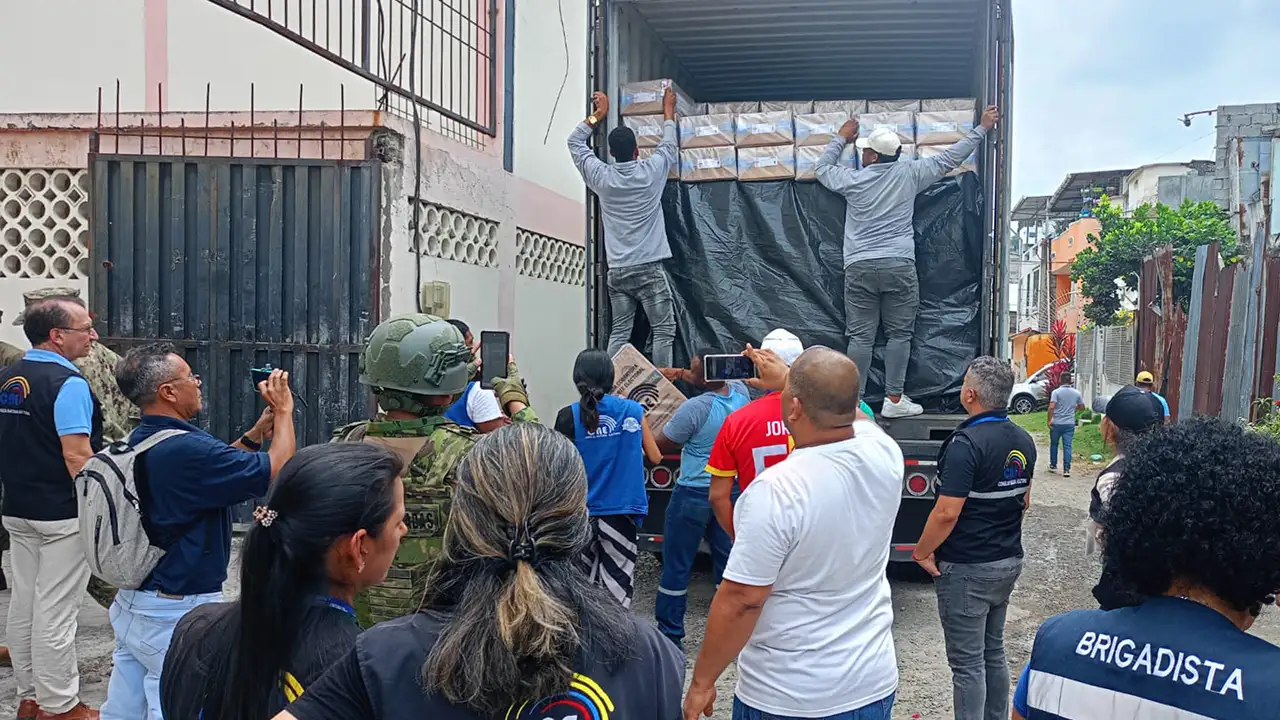 Seguridad y orden en llegada del material electoral a Esmeraldas