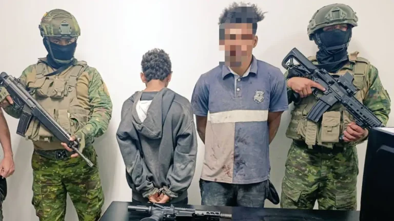 Dos aprehendidos con armas por control militar en Pedernales