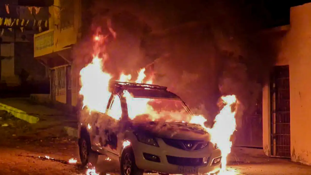 Madrugada bajo fuego: seis vehículos calcinados en distintos sectores de Esmeraldas