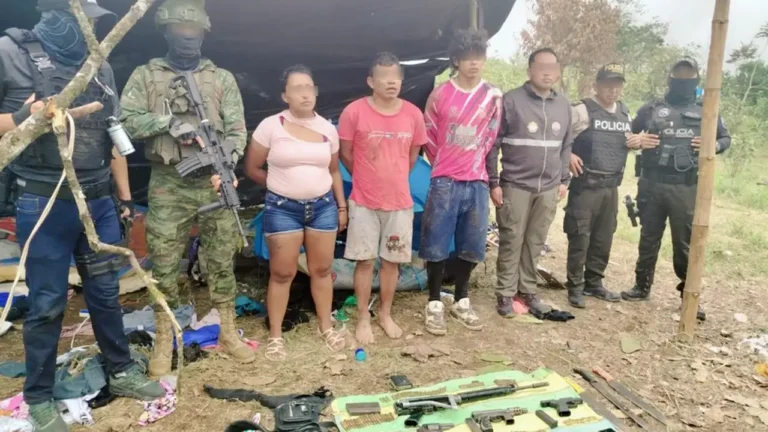 Operativo CAMEX deja 3 detenidos e incauta armamento en Puerto Quito
