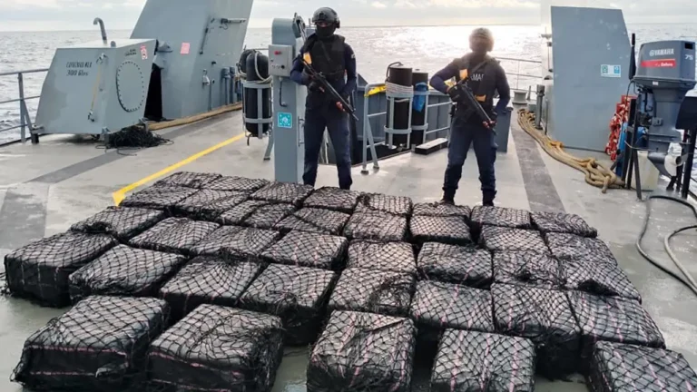 Armada captura 37 bultos de droga al sur de Galápagos