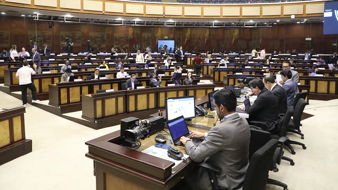Asamblea analizó proyecto de ley que regula el uso de uniformes institucionales