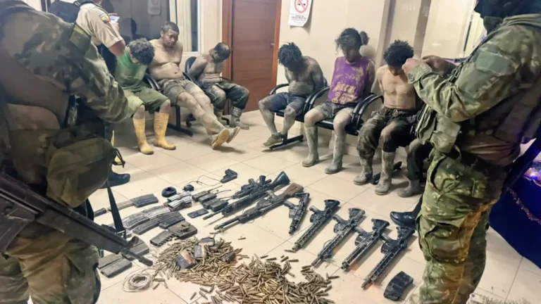 Golpe a la minería ilegal: 8 detenidos y arsenal incautado en Pucará, Azuay