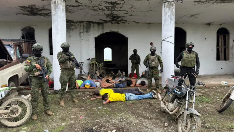 Quince miembros del GDO "Las Águilas" aprehendidos en El Triunfo, Guayas