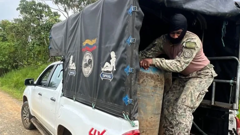 Armada del Ecuador incauta 275 galones de combustible en Mataje