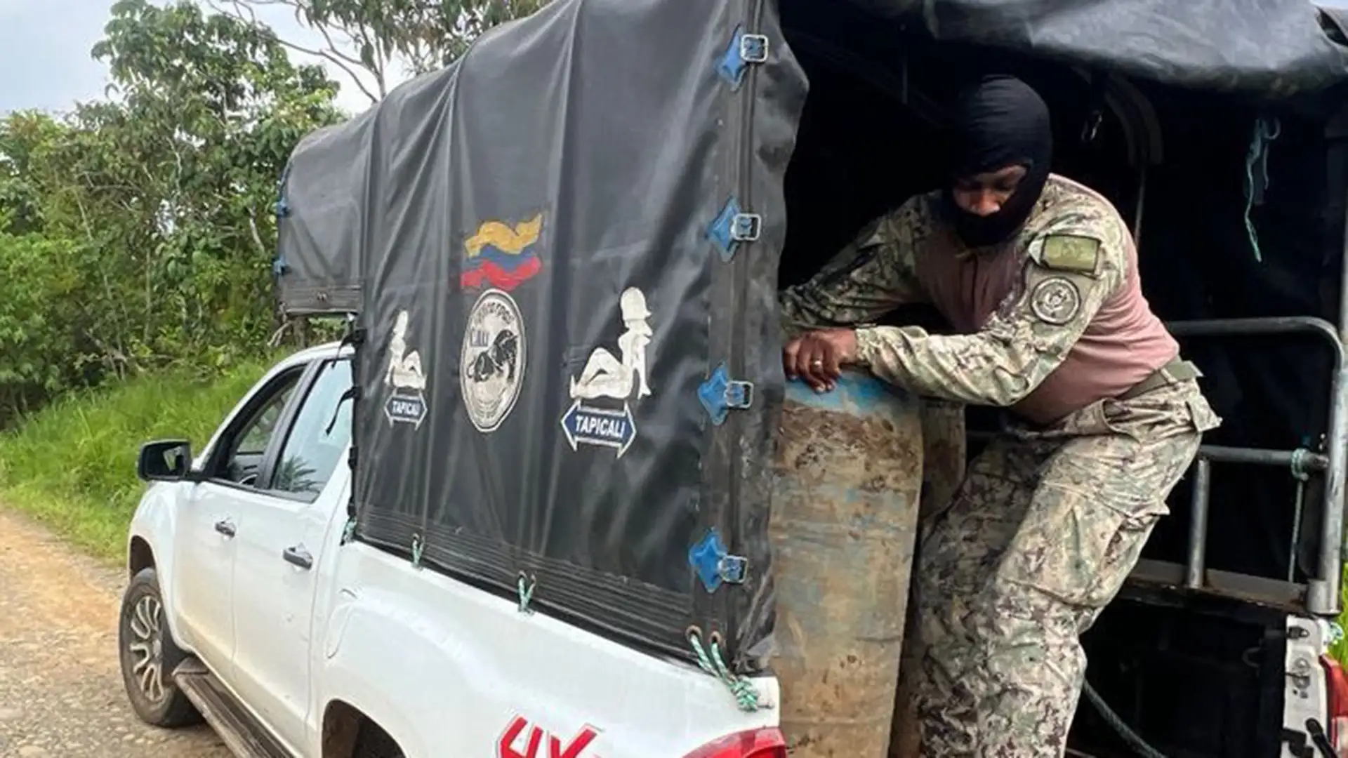 Armada del Ecuador incauta 275 galones de combustible en Mataje