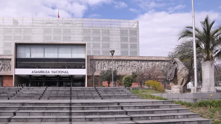 Asamblea impulsa ley para proteger a menores de 15 años del acceso a redes sociales