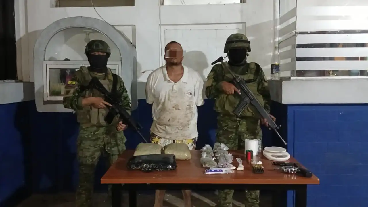 Capturado alias "Benítez" con armas y SCSF en Vinces