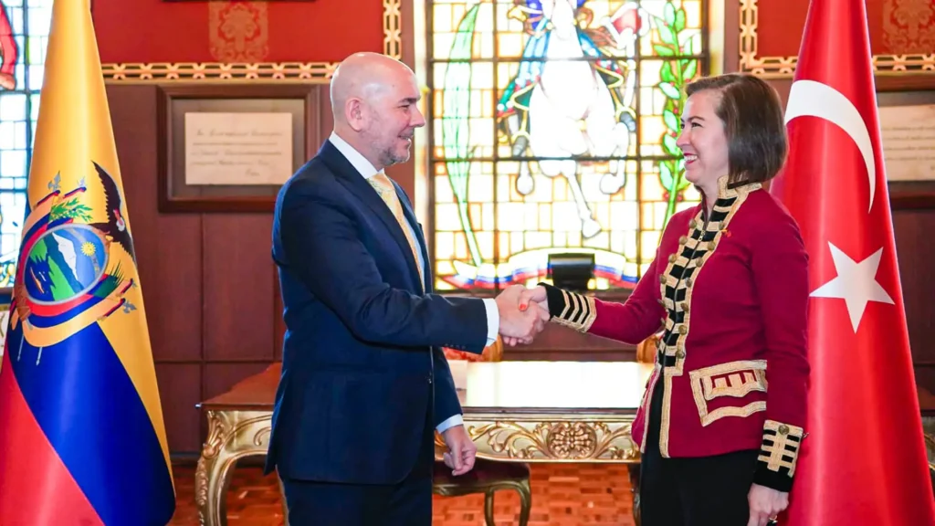 Ecuador y Turquía firman acuerdo militar en defensa y seguridad