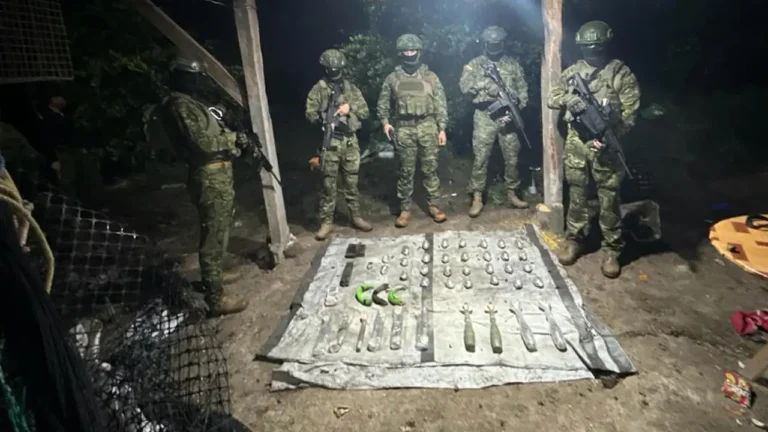 Ejército halla arsenal de explosivos en Playa Prieta, Manabí