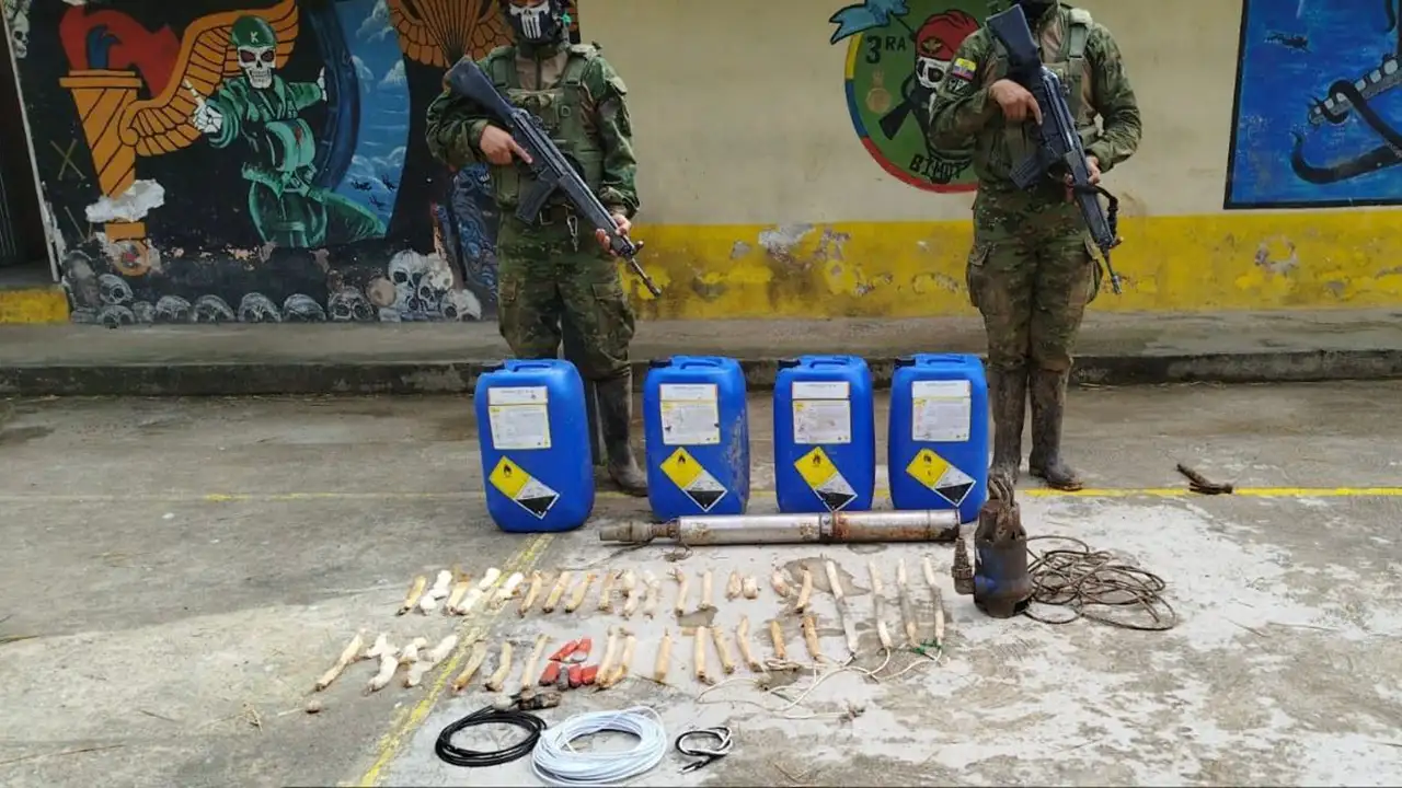 FF. AA. destruye tres campamentos y material explosivo en Mina Olivo, Imbabura