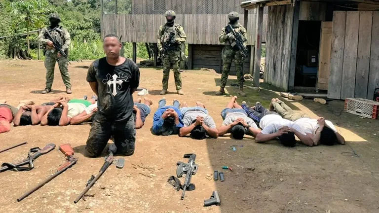 FF.AA. capturó a alias «Camilo» presunto líder del Frente Oliver Simisterra en Eloy Alfaro