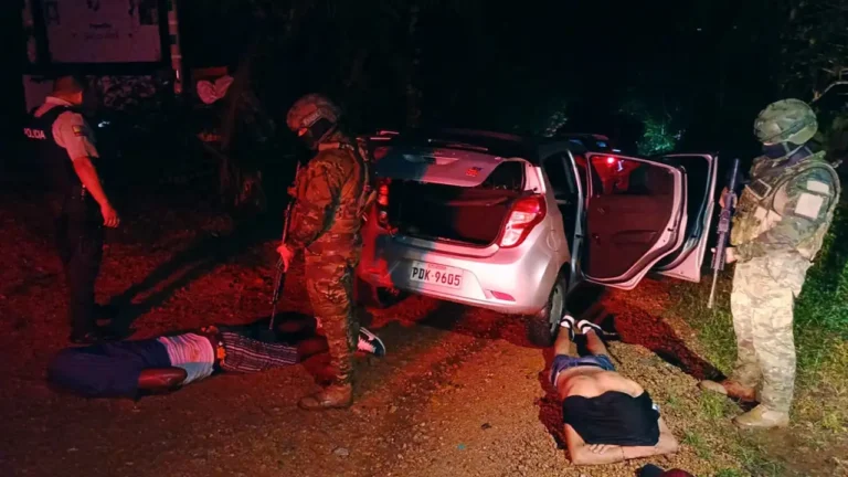 Tres capturados y armas incautadas en Puerto Quito