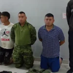 Caen tres integrantes de “Los Lobos” con arsenal y uniformes falsos en Quevedo