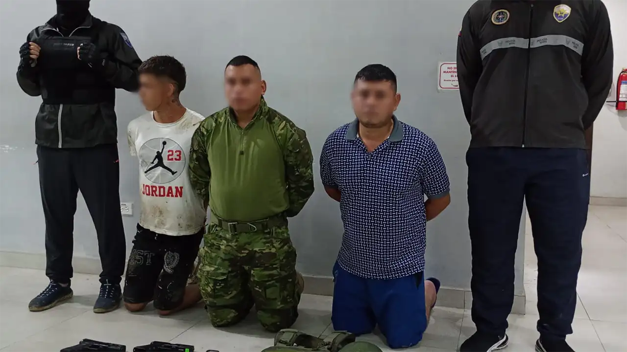 Caen tres integrantes de “Los Lobos” con arsenal y uniformes falsos en Quevedo