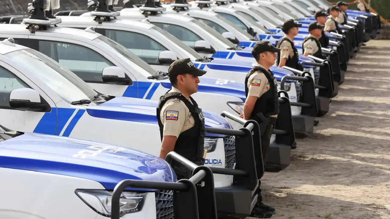 Daniel Noboa entrega 190 vehículos y 10.000 equipos a la Policía Nacional