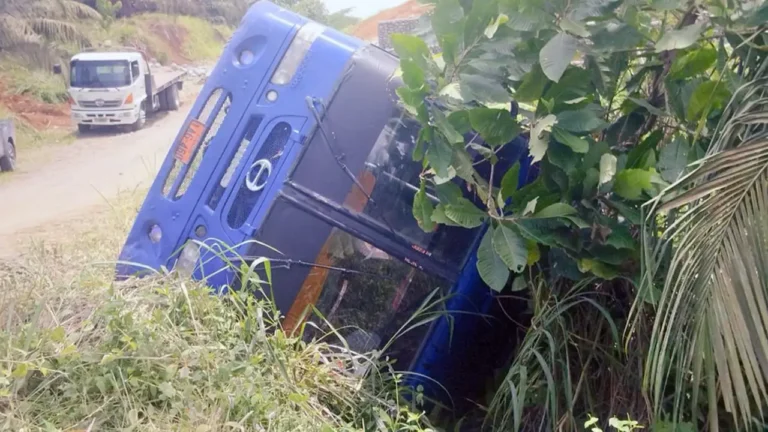 Ejército localiza camión accidentado con combustible ilegal en Quinindé