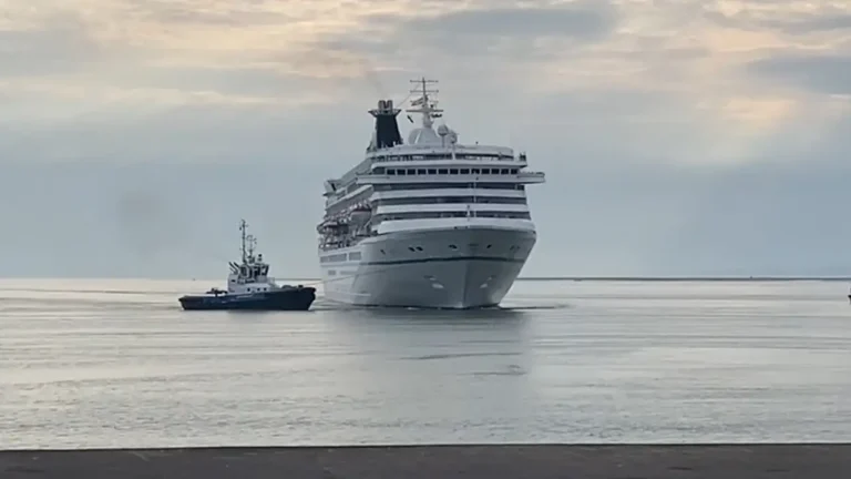 Esmeraldas renace: El Crucero Artania llega con casi mil turistas tras años de ausencia