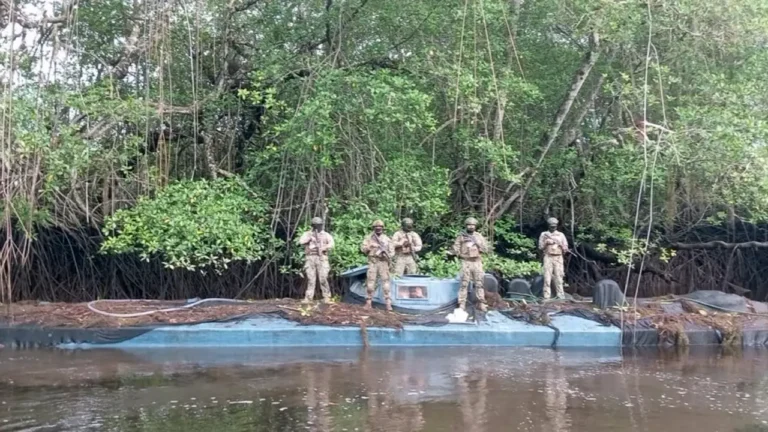 FF.AA. localizan narco-sumergible y campamento clandestino en la frontera norte