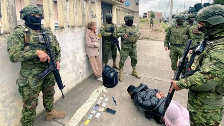 Incautan más de 4.000 dólares falsificados en el sector Caminos del Sol, Riobamba