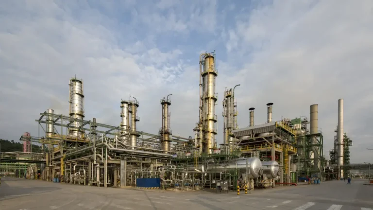 Petroecuador declara emergencia en Refinería de Esmeraldas tras incendio