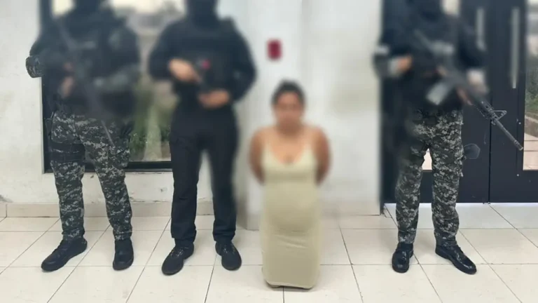 Policía captura a mujer presunta integrante de "Los Lobos" por extorsión en Daule
