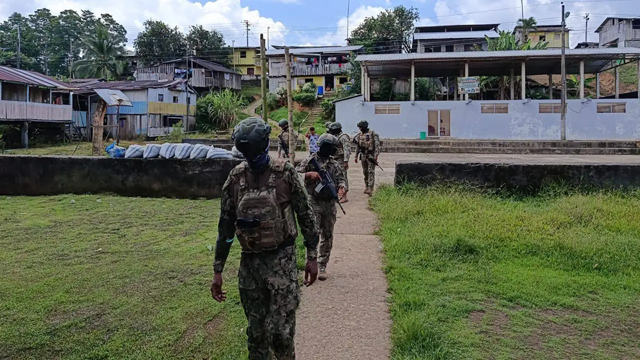 Armada del Ecuador incauta armas en la comunidad Atahualpa, Eloy Alfaro