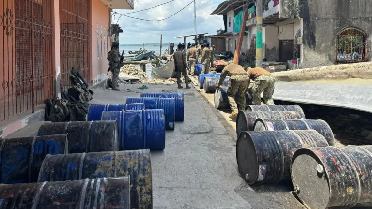 Armada incauta 42 tanques de precursores químicos en Limones
