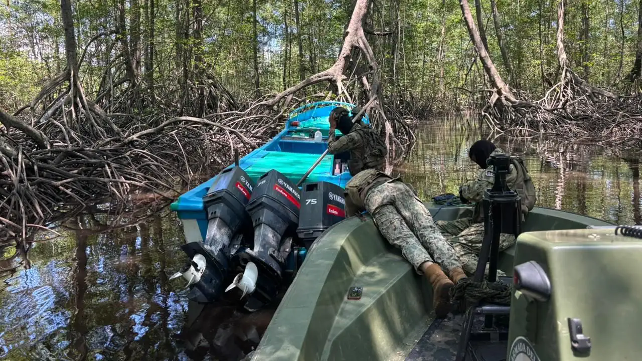 Armada recupera tres embarcaciones y nueve motores en Eloy Alfaro y San Lorenzo