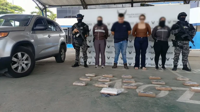 Capturan a dos ciudadanos con 17 bloques de cocaína en Camarones
