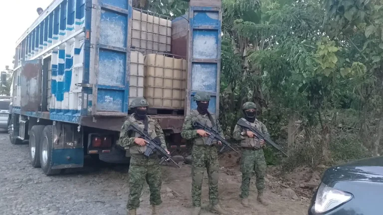 Golpe al robo de combustible: Ejército recupera 1.250 galones de diésel en Esmeraldas