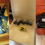 Hallan arsenal y uniformes falsos en centro de acopio de Ricaurte, Cuenca