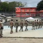 Incautan celulares y drogas en intervención militar en la cárcel de varones de Esmeraldas