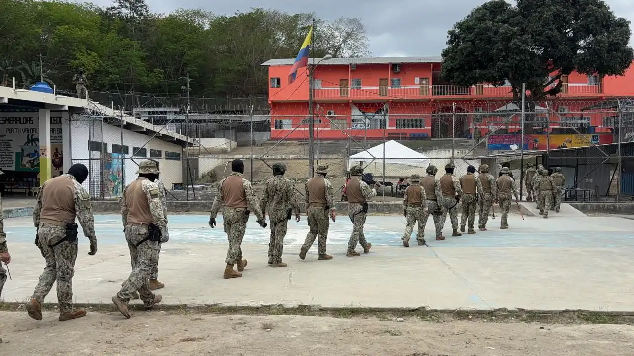 Incautan celulares y drogas en intervención militar en la cárcel de varones de Esmeraldas