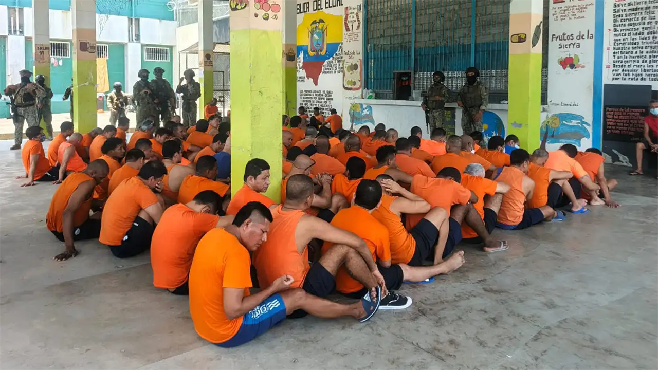 Operativo CAMEX en la Cárcel de Esmeraldas: FF. AA. incautan armas blancas y droga