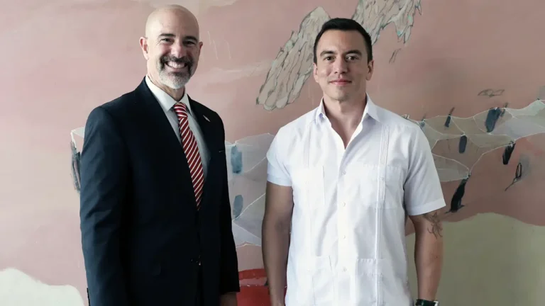 Terry Cole de la DEA fortalece cooperación antidrogas en Ecuador